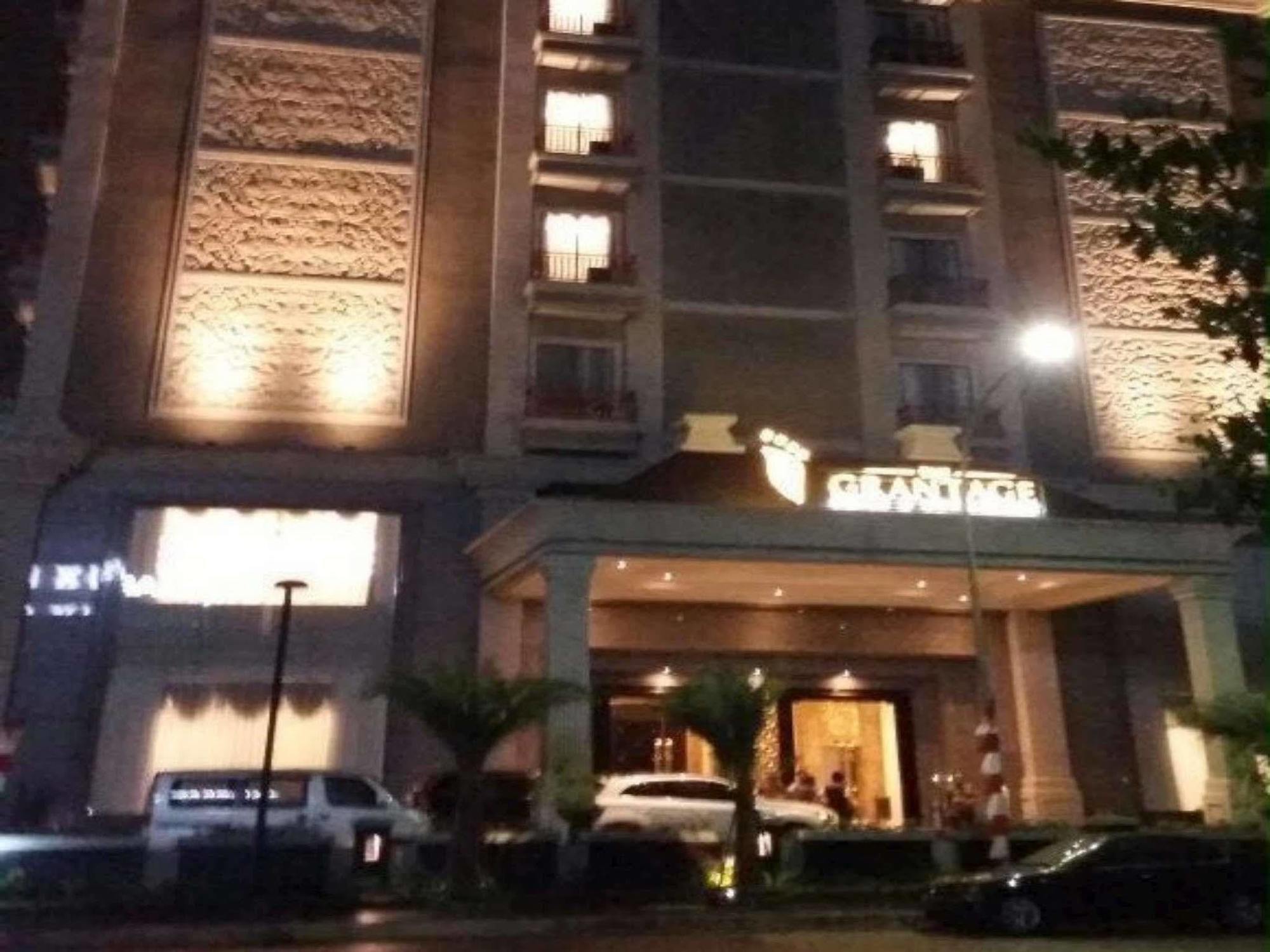 The Grantage Hotel & Sky Lounge Serpong Esterno foto